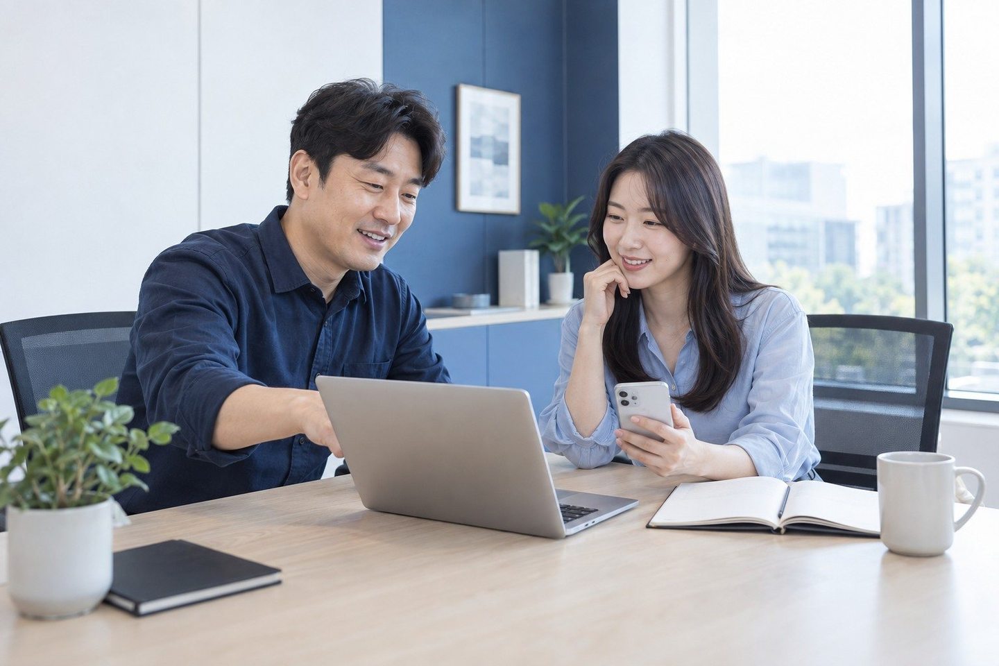 업무 자리에서 노트북 화면을 함께 보는 두 사람 — 뷰티샵 카드단말기 수수료뷰티샵 카드단말기 수수료, 작은 샵이라 더 신경 쓰이시죠? 연락 주시면 계약서 볼 곳을 함께 짚어 드립니다.